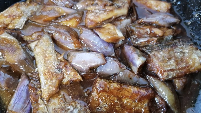 茄子烧带鱼,炖至汁干入味上色即可出锅(无需另外加盐,腌制时加过盐了)