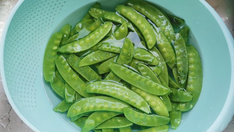 荷兰豆炒虾仁,<a style='color:red;display:inline-block;' href='/shicai/ 81'>荷兰豆</a>摘去两头,清洗干净沥干水份