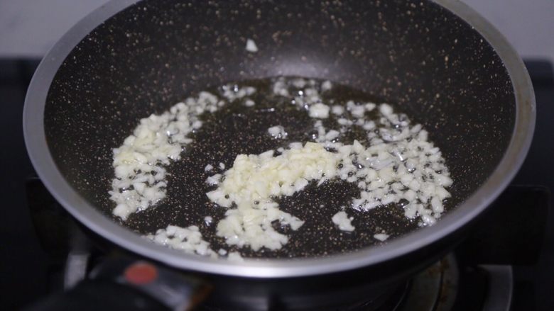 玉米炒虾仁,锅里再倒入少许油,爆香蒜末