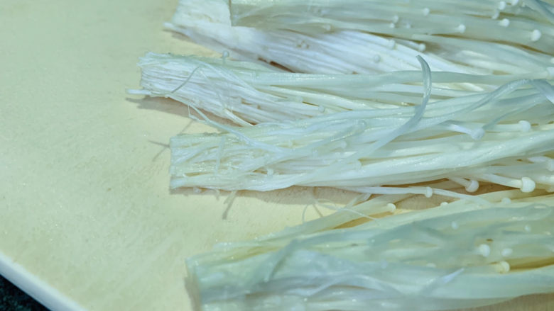油炸金针菇,切掉根部,不要全部拔开,分成一搓一搓的