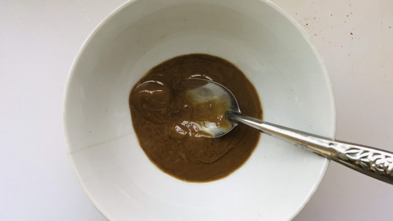 麻酱凉面,再来准备芝麻酱汁,两勺芝麻酱放入碗中;