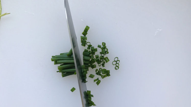 麻酱凉面,再来处理熟食板上的食材,小葱用熟食刀切成葱花;