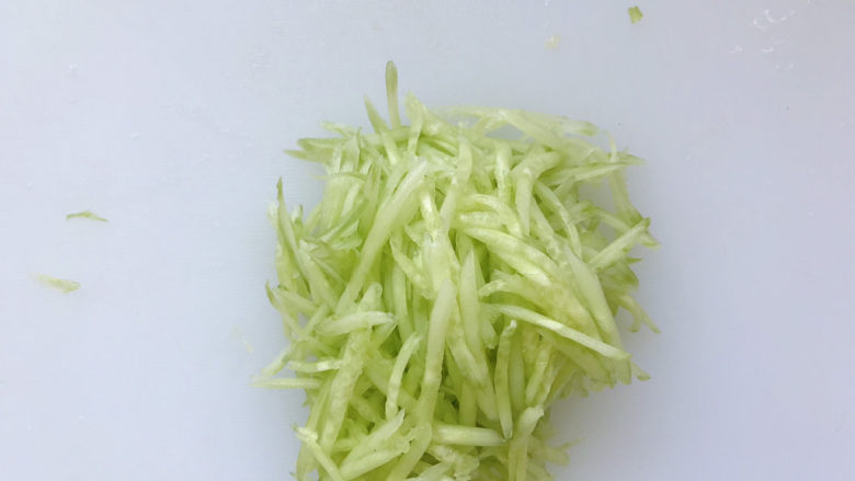 麻酱凉面,<a style='color:red;display:inline-block;' href='/shicai/ 54'>黄瓜</a>擦成丝;