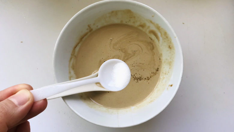 麻酱凉面,根据自己口味放盐调匀;
