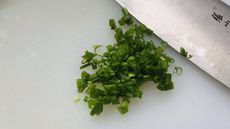 麻酱凉面,先处理生食板上的食材,<a style='color:red;display:inline-block;' href='/shicai/ 157'>小葱</a>切成葱花;