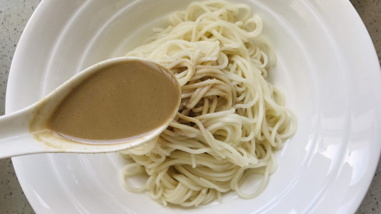 麻酱凉面,面条盛入碗中,加3-4勺芝麻酱汁;
