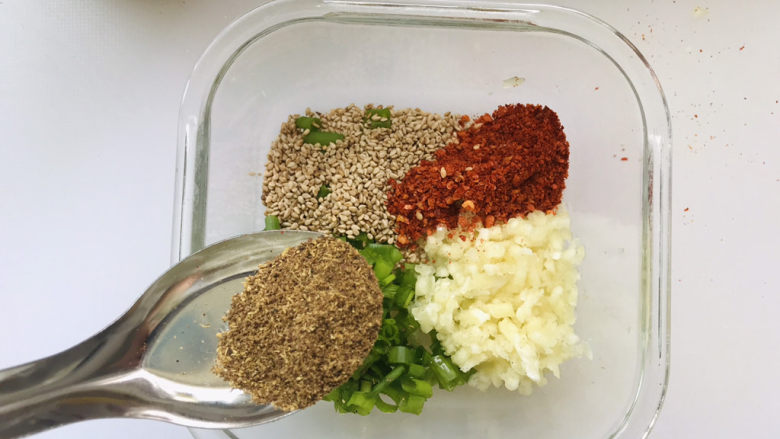 麻酱凉面,跟辣椒粉等量的花椒粉;