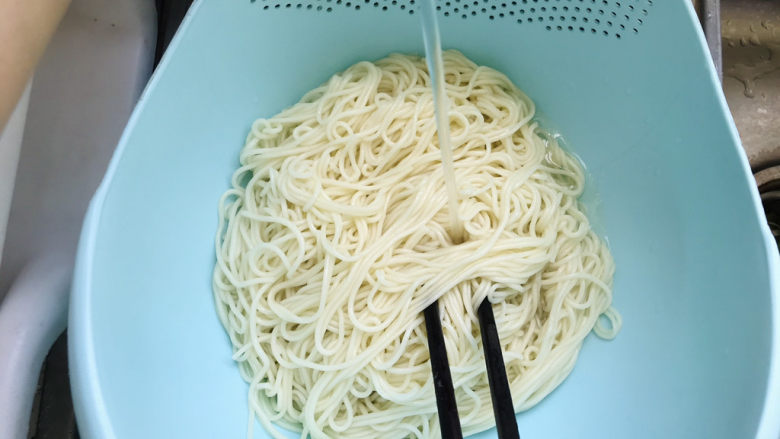 麻酱凉面,用纯净水冷却;