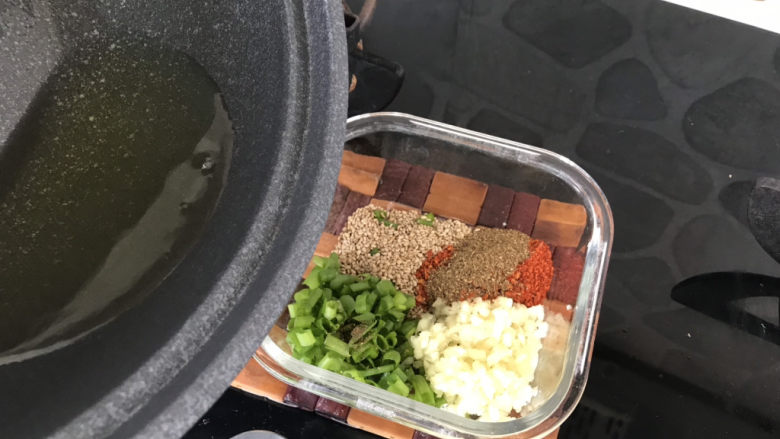 麻酱凉面,油烧热后,油泼这些葱花蒜末和调料;