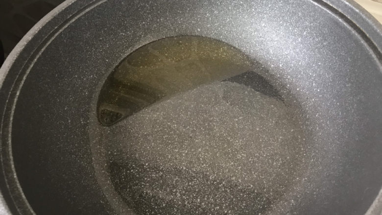 麻酱凉面,起锅烧油,油可以稍微多一些;