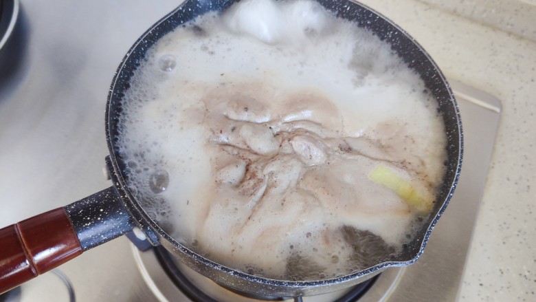 花生猪骨汤,放入猪骨,中大火煮7.8分钟