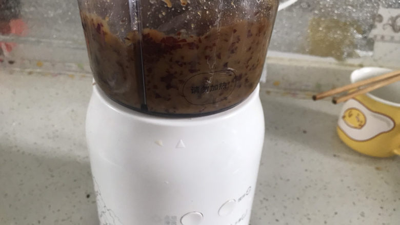 山药红枣糕,放入破壁机加入适量凉开水打碎,不能加太多水,能让破壁机运作起来就行了