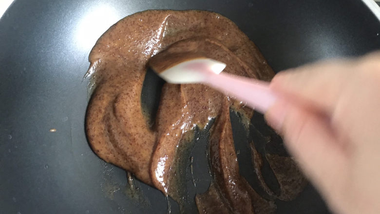 山药红枣糕,然后倒入锅中小火不停的翻炒,炒出水分