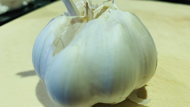 蒜蓉粉丝蒸金针菇,蒜瓣一整个,待用