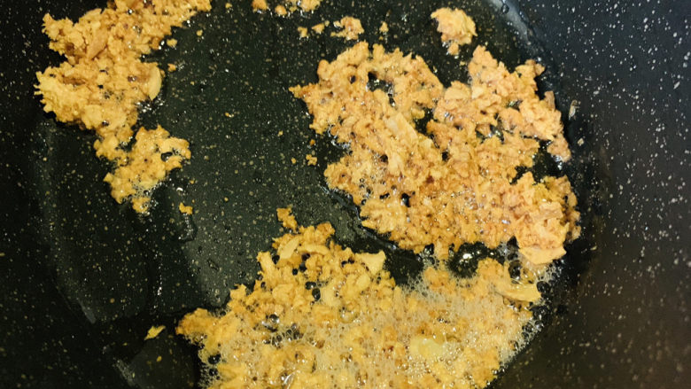 蒜蓉粉丝蒸金针菇,转小火,把蒜蓉炒金黄色