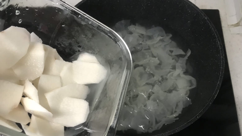 山药枸杞粥,银耳炖半小时后放入山药;