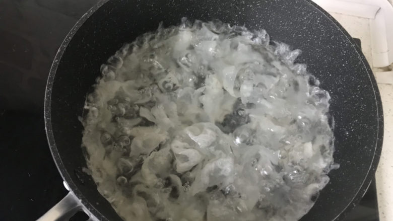 山药枸杞粥,同时将泡发银耳放在炖锅里炖煮;