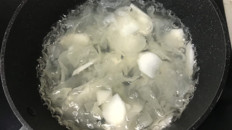 山药枸杞粥,炖煮山药银耳羹;