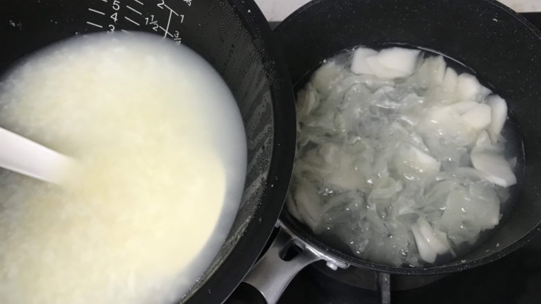 山药枸杞粥,粥底煮好后倒入银耳羹里;