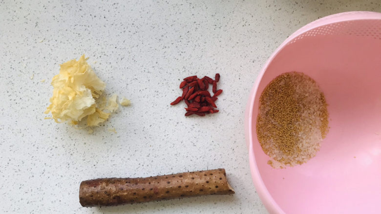 山药枸杞粥,所有用到的食材都在这里了(两人份);
