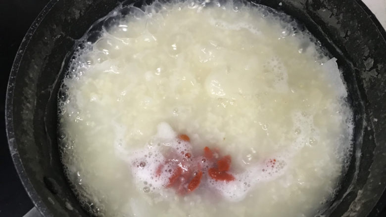 山药枸杞粥,出锅前放入枸杞;
