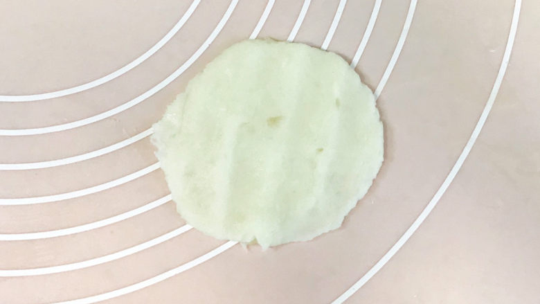 山药红枣糕,取一个山药球,按压成圆片