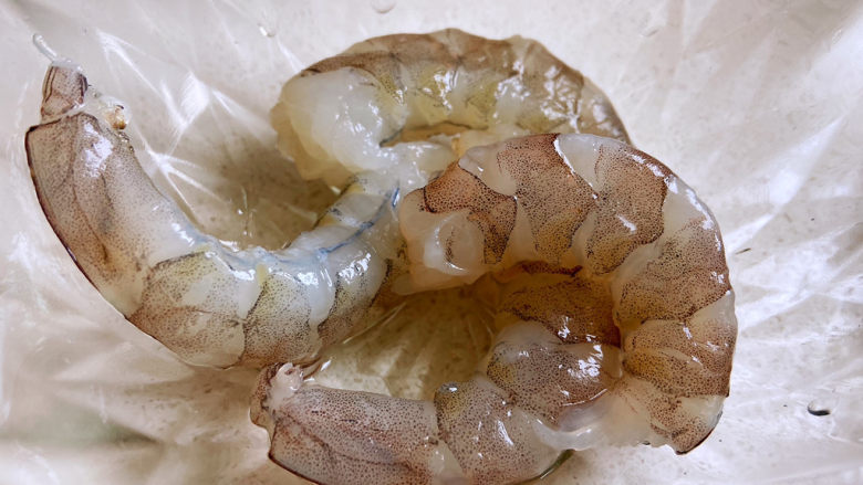 荷兰豆炒虾仁,我用了4只虾,因为就家里小盆友爱吃,我不太想吃虾,就放了4只,喜欢吃的可以多放几只。