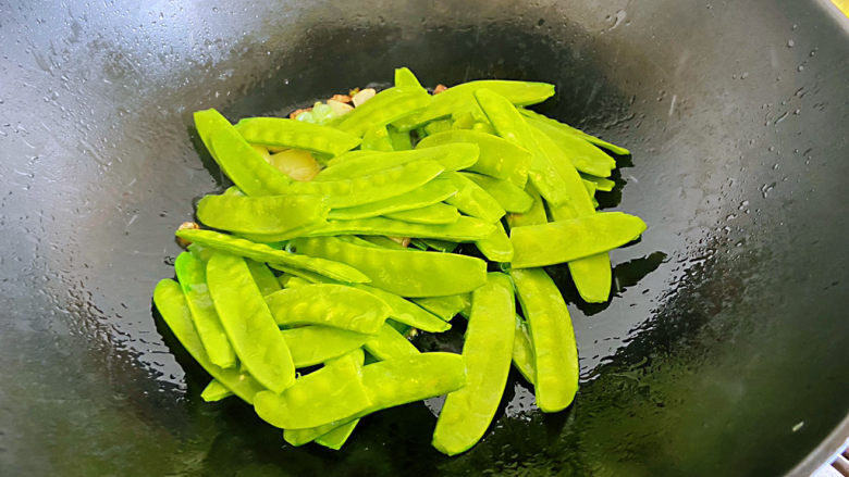 荷兰豆炒虾仁,葱姜蒜炒香以后加入荷兰豆角,翻炒一下,豆角会变的更绿了。