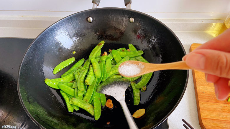 荷兰豆炒虾仁,盐要少加,别炒太咸了。