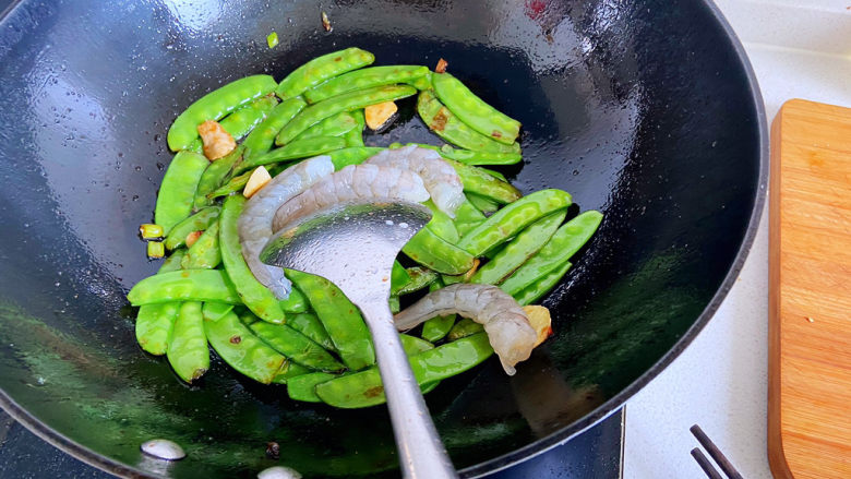 荷兰豆炒虾仁,豆角基本断生了,就可以放入虾仁翻炒。