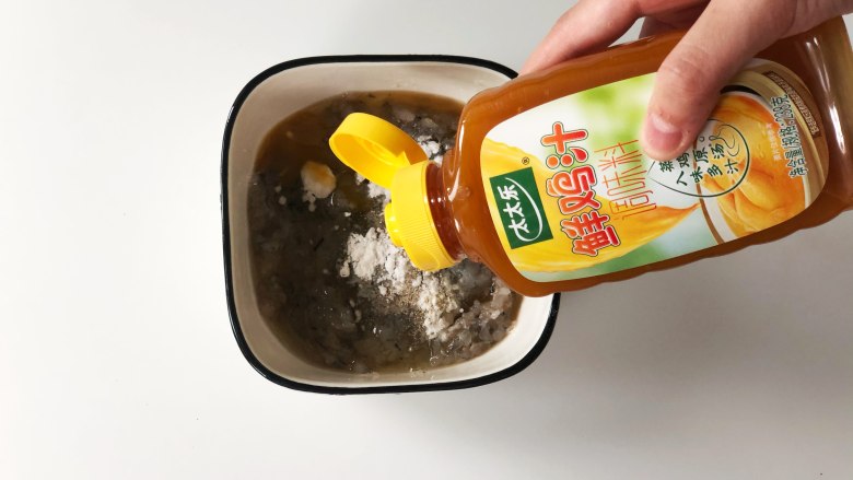 虾滑酿冬瓜,挤入5克太太乐鲜鸡汁,鲜鸡汁可以代替盐和增鲜调味料,所以可以不再加用盐和酱油或别的调味品了。