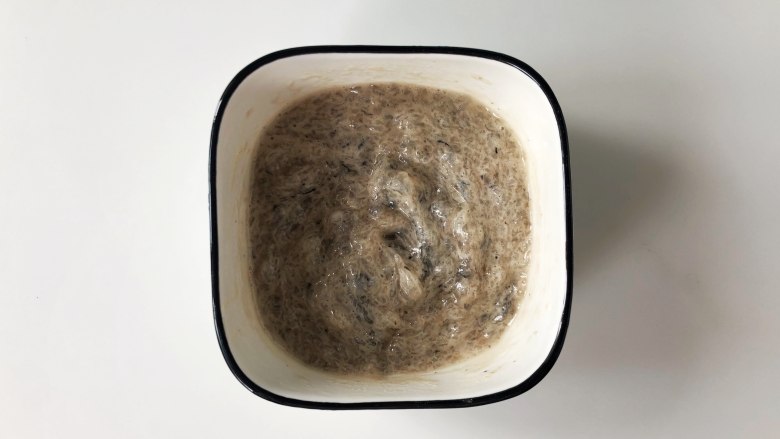 虾滑酿冬瓜,用筷子朝一个方向搅拌虾茸,搅到虾茸上劲,很粘稠的状态就可以了。