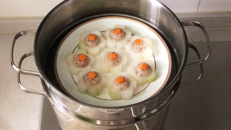 虾滑酿冬瓜,蒸锅中放入适量水烧开,放入虾仁酿冬瓜,大火蒸7分钟。