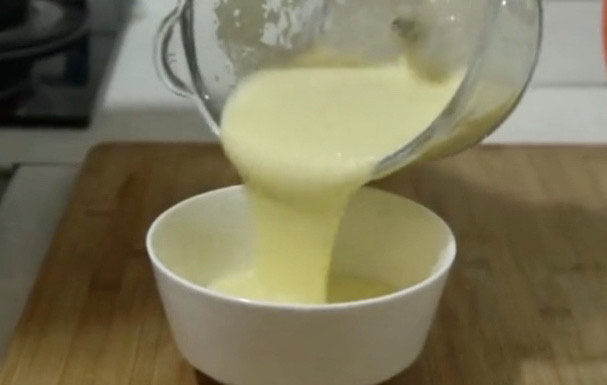 山药红枣糕,用搅泥机搅成细腻的泥,倒出备用