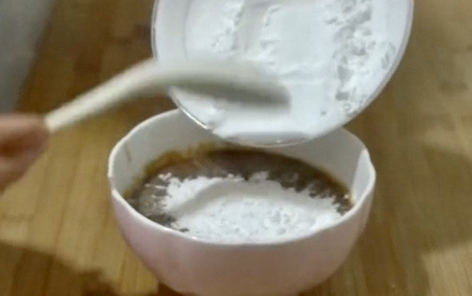 山药红枣糕,红枣泥中加入30克的面粉,教程无颗粒糊状