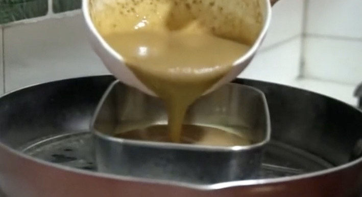 山药红枣糕,然后倒入红枣糊,同样大火蒸三分钟