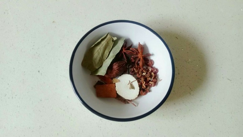麻辣鸭头,准备桂皮,八角,花椒,香叶,白芷