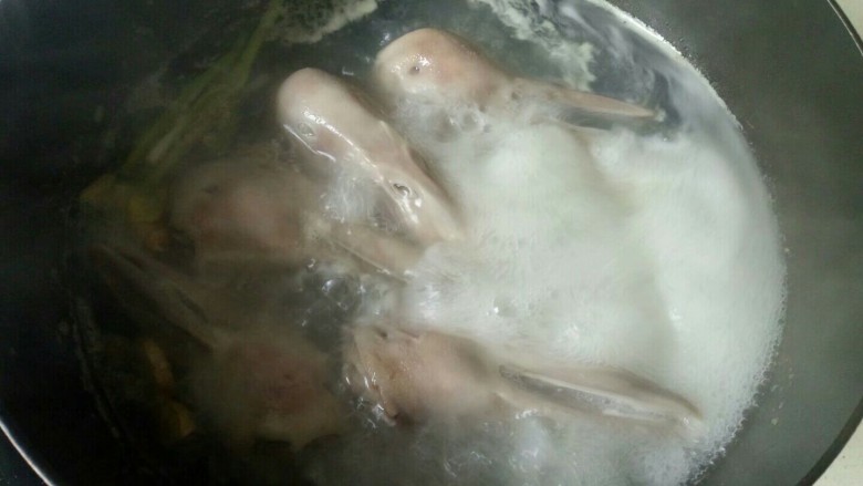 麻辣鸭头,大火煮开,撇去浮沫