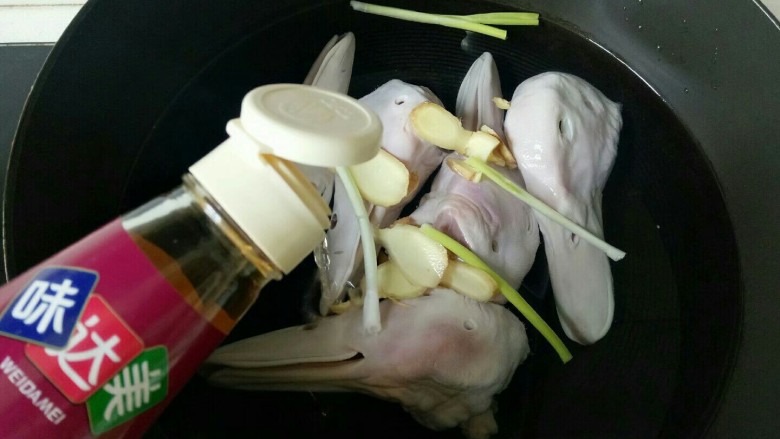 麻辣鸭头,锅中加入清水,放入洗干净的鸭头,加入一部分葱姜,倒入1勺<a style='color:red;display:inline-block;' href='/shicai/ 718'>料酒</a>