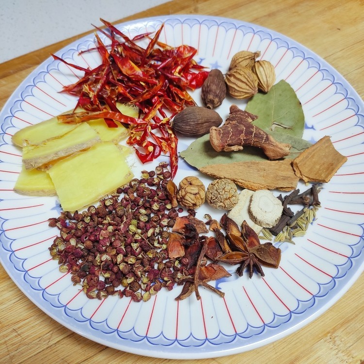 麻辣鸭头,准备材料,喜欢吃辣的可以多放垃圾,喜欢吃麻就多放<a style='color:red;display:inline-block;' href='/shicai/ 700'>花椒</a>,量根据自己的喜好调整