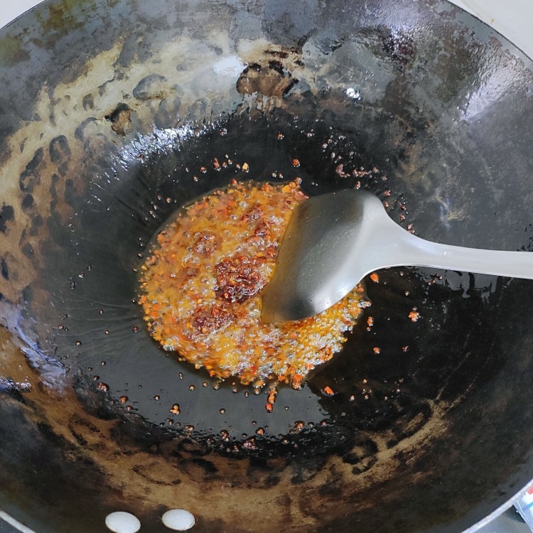 麻辣鸭头,锅内烧油,放一小块火锅底料炒出红油