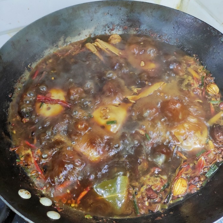 麻辣鸭头,水开转中小火煮