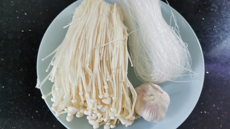 蒜蓉粉丝蒸金针菇,准备好食材