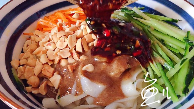 麻酱凉面,放上花生碎,倒入调好的料汁