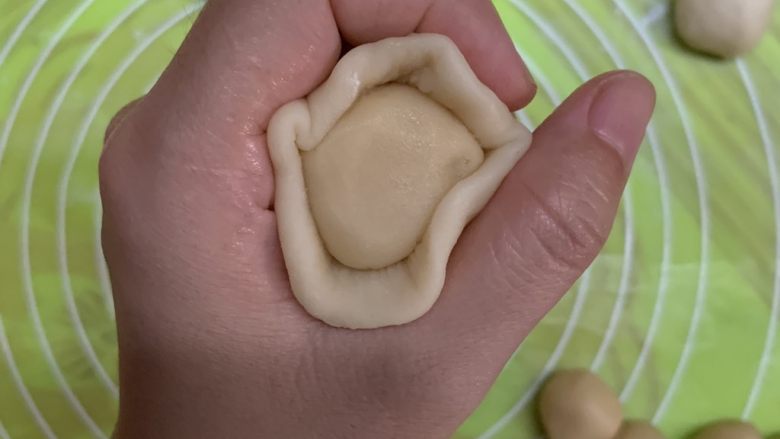一碰就掉渣的绿豆酥(植物油版本),包起来,包紧一点,所以皮不要擀太大,不然封口皮就厚了。