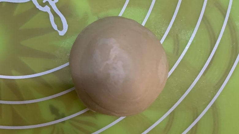 一碰就掉渣的绿豆酥(植物油版本),封口朝下,整理成圆形。