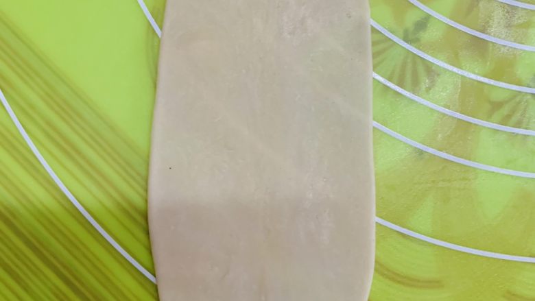 一碰就掉渣的绿豆酥(植物油版本),擀成长舌状。
