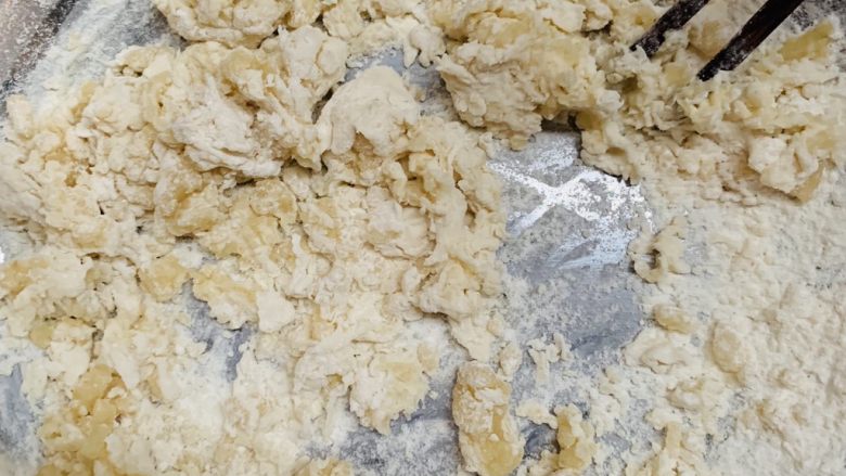 一碰就掉渣的绿豆酥(植物油版本),筷子搅拌至棉絮状。