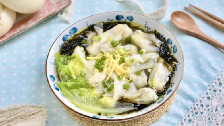 三鲜小馄饨,煮熟配上一些蛋丝、蔬菜、紫菜,非常鲜美