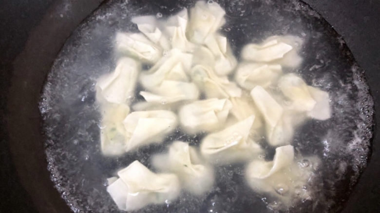 三鲜小馄饨,锅内加水,煮开后倒入小馄饨